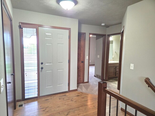 Building Photo - Spacious 3 Bed 2 Bath Twinhome | East Siou...
