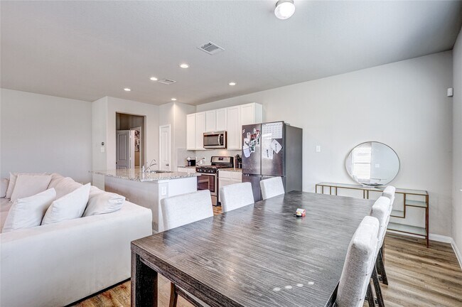 Building Photo - 22103 Regal Heights Dr
