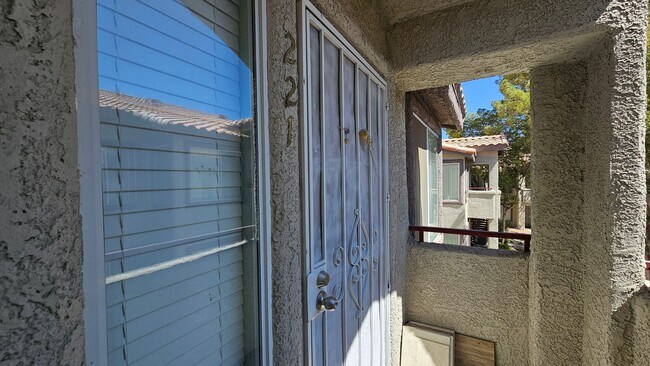 Building Photo - Cute Condo close to the Strip!!!