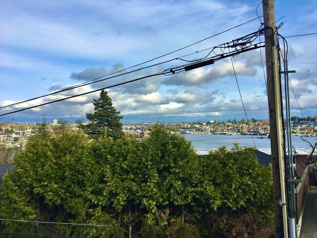 Building Photo - Gorgeous Queen Anne View Condo