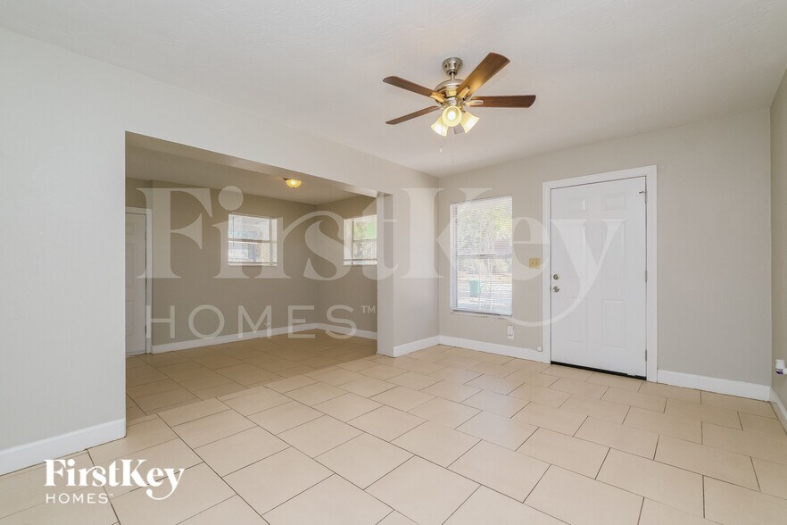 Building Photo - 10910 N 15th St