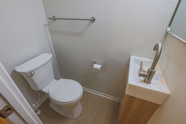 Building Photo - Rosedale 3BR 1/5 Bath now Available!!