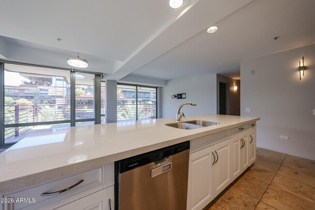 Building Photo - 7137 E Rancho Vista Dr