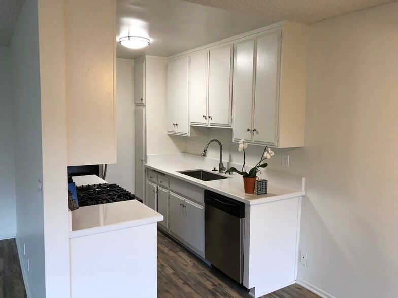 Primary Photo - Centinela Apartments