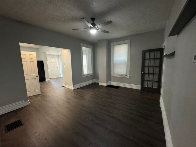Building Photo - Available NOW! 3 Bed 2 Full Bath Townhome ...