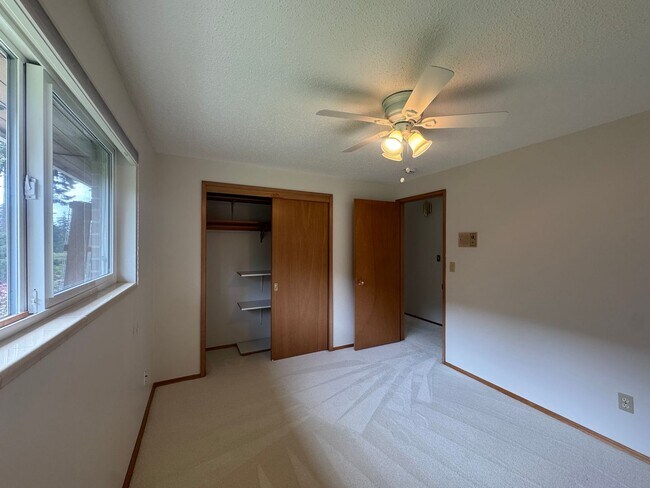 Building Photo - Stunning Three Bedroom With Amazing Views!
