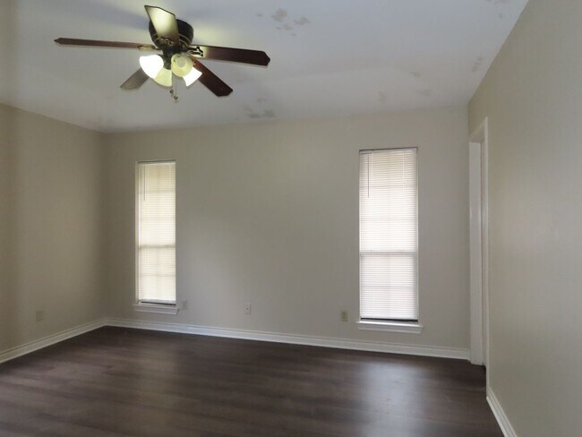 Building Photo - 808 Corey Dr