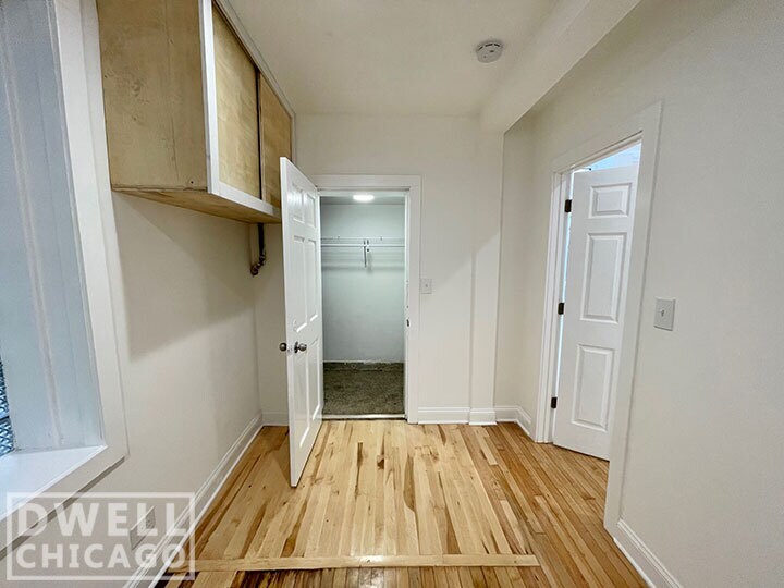 Building Photo - 1851 W Dickens Ave