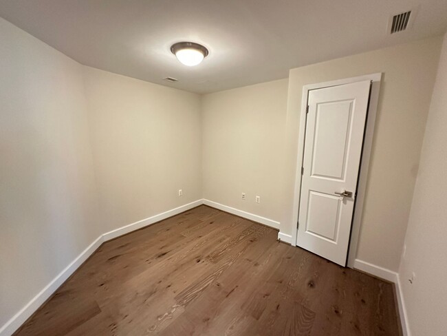 Building Photo - Stunning 2 bed (Primary bedroom + den w/cl...