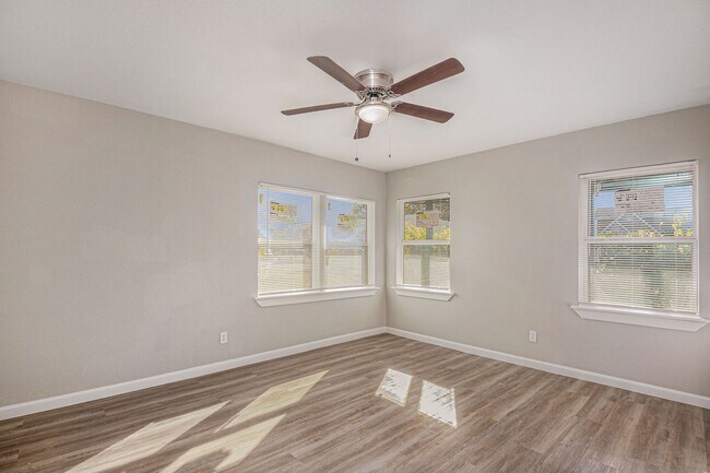 Building Photo - This charming 3-bedroom, 1-bath residence offers 1,000 square feet of comfortable living space, p...