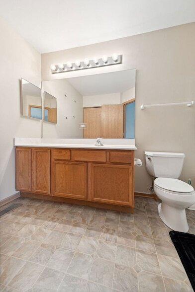 Building Photo - 640 Lincoln Station Dr