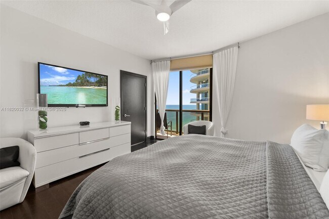 Building Photo - 16275 Collins Ave
