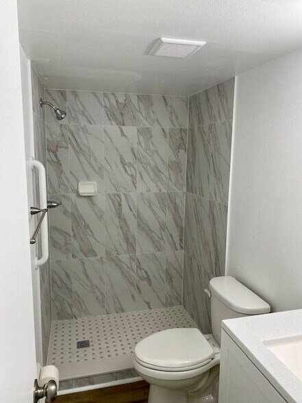 Building Photo - 420 Breakwater Dr