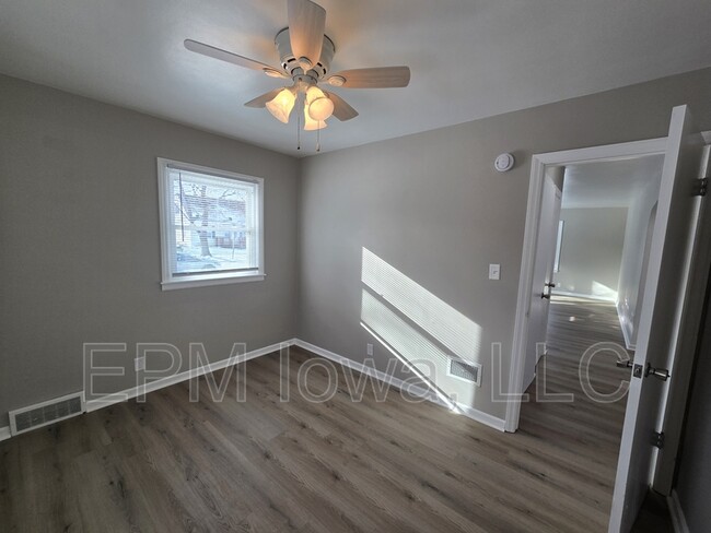 Building Photo - 1147 Bourland Ave