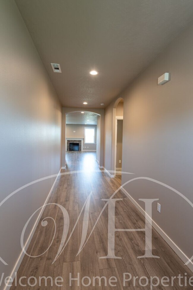 Building Photo - Brand NEW Home!  Overlooking the Golf Course!