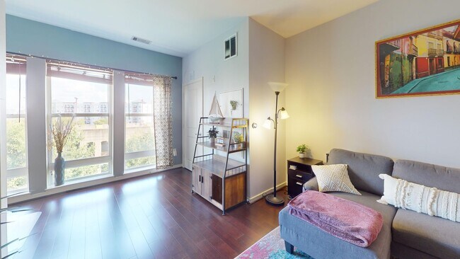 Building Photo - Top Floor Spacious One Bedroom W/Washer & ...