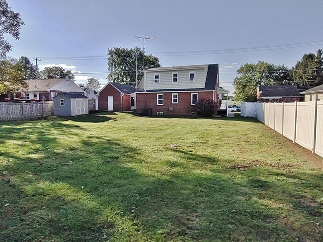 Building Photo - 4 Bed / 2 Bath Single Family Home