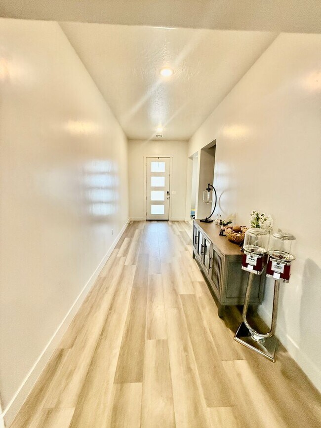 Building Photo - Lovely Pet Friendly 3-BR + Office in Sage Canyon