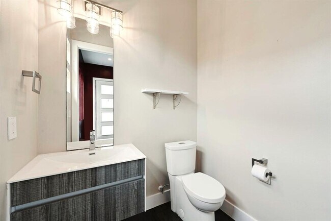 Building Photo - Chic on Chestnut!