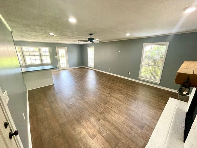 Building Photo - 3/2 Available for Rent in Madison!