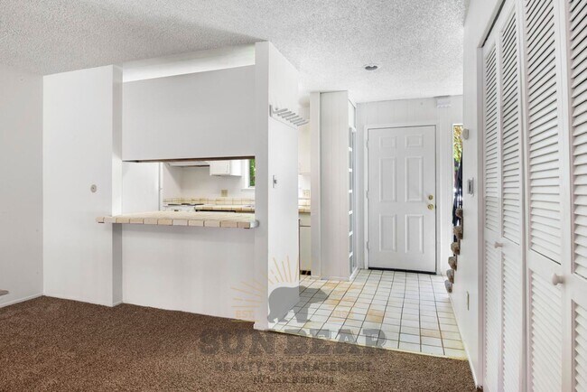 Building Photo - 3 Bedroom with a Yard!