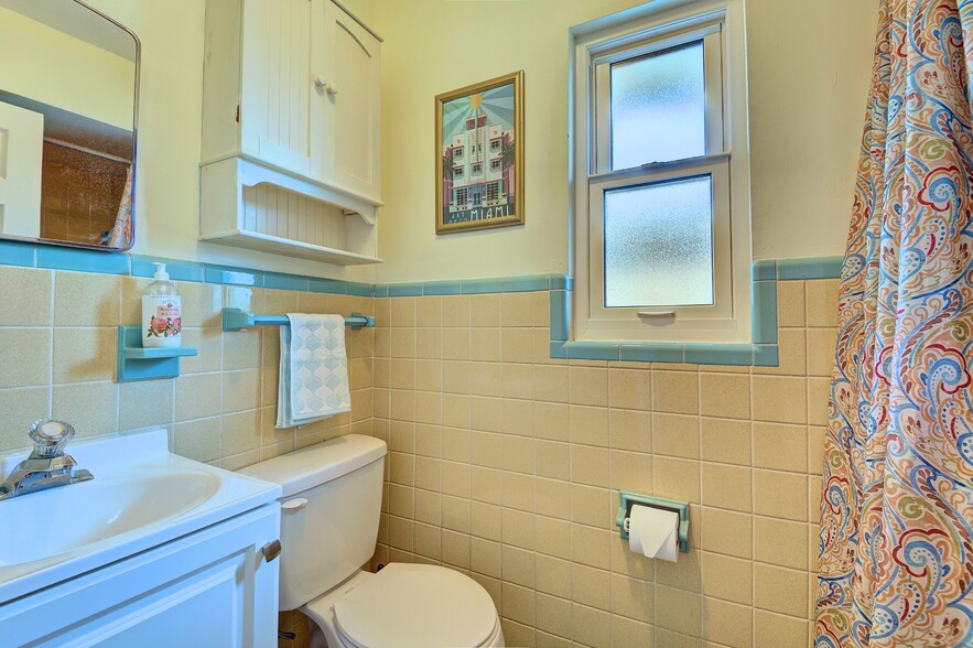 Bathroom 2 - 3605 Iroquois Ave