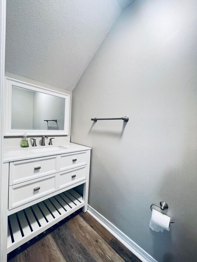 Building Photo - 214 Tooke St