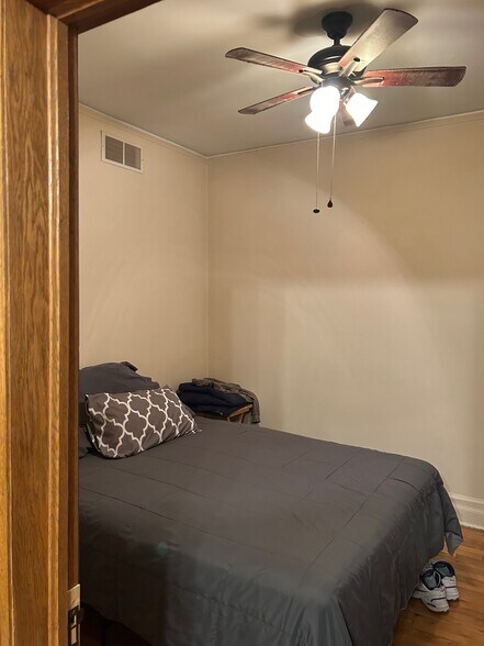 Building Photo - 1075 Lakepointe St