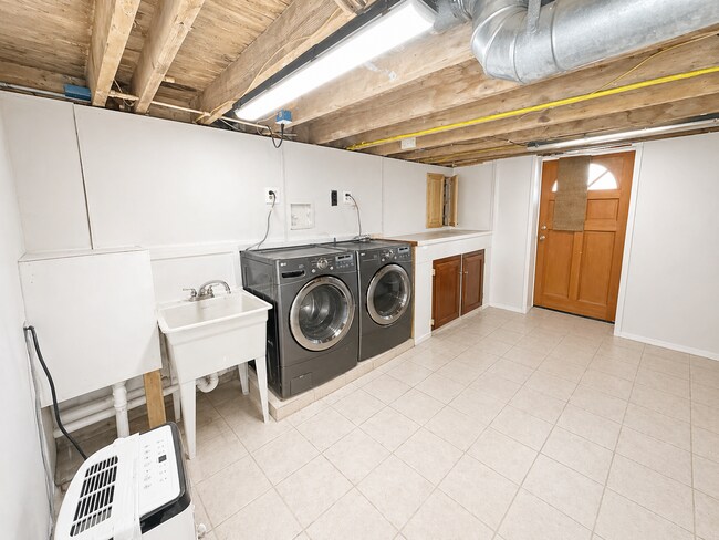 Building Photo - 3 Bedroom Home with Basement, Laundry Area & Bright Living Space