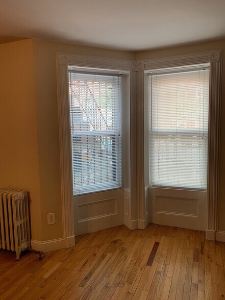 Building Photo - 288 Monmouth St