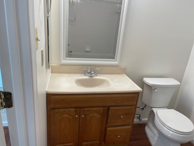 Building Photo - 5610 Avonshire Pl
