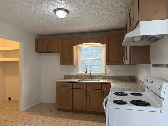 Building Photo - 3-bedroom, 2-bath brick ranch in Black Mountain