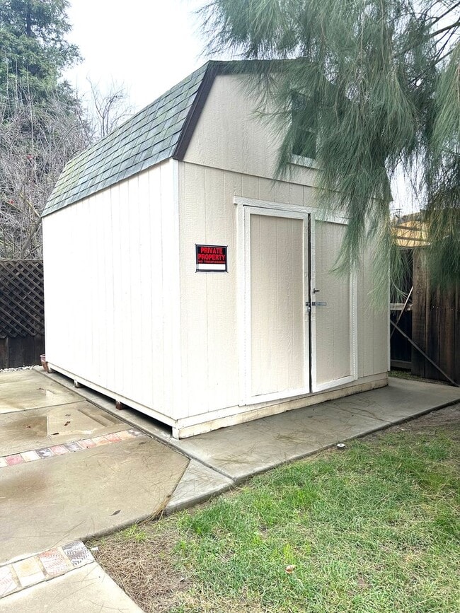 Building Photo - Beautiful charming single story home