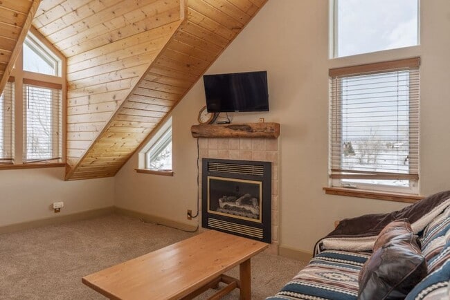 Building Photo - Powder Valley Townhome with Garage