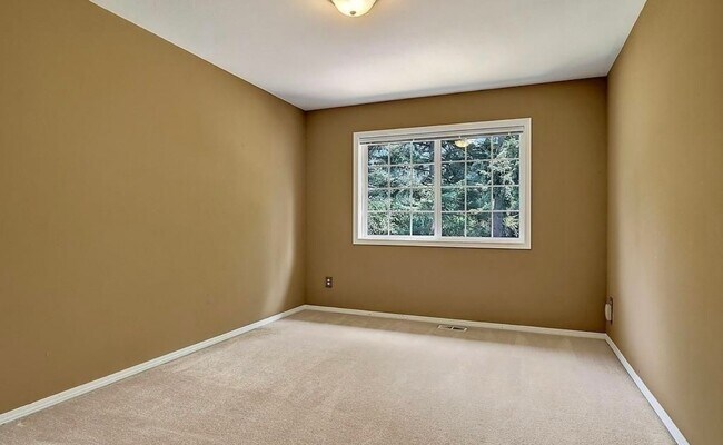 Building Photo - 4 Bedroom 3 Bath Spacious Home in Bellevue