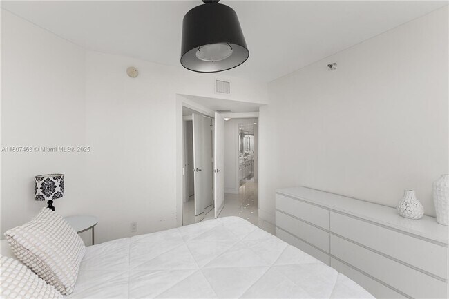 Building Photo - 3640 Yacht Club Dr