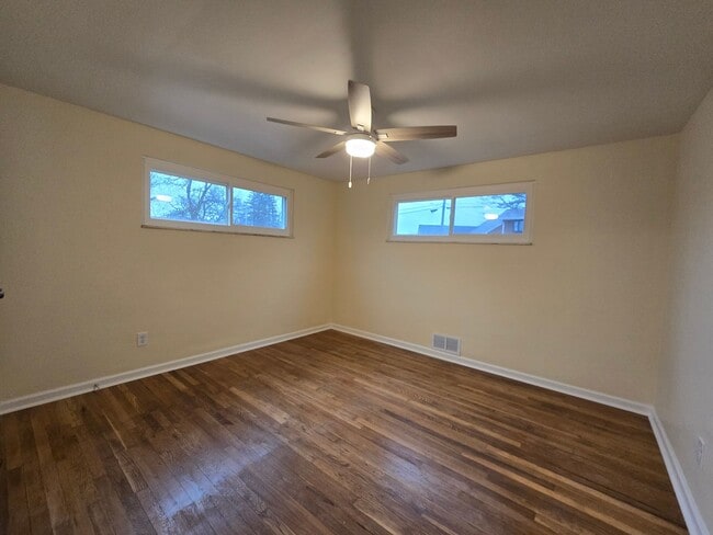 Building Photo - 2 Bedroom Home - Plum School District - Available February!