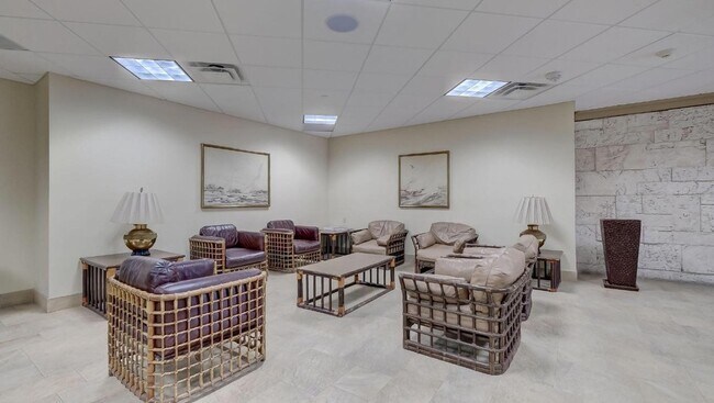 Building Photo - 2555 Collins Ave