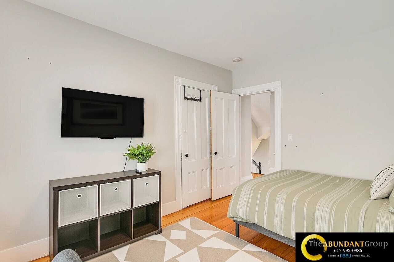 Building Photo - 44 Cottage St