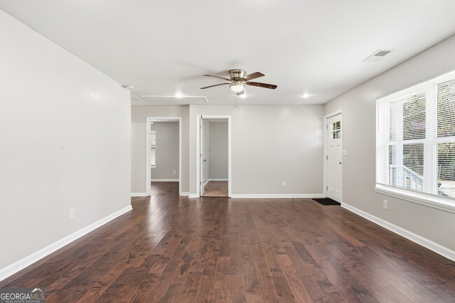 Building Photo - 250 Maple St