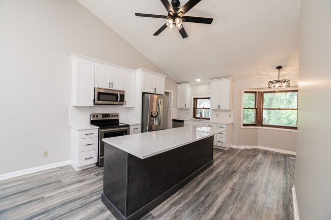 Building Photo - 3 bed 2 bath Home in Lakes of the Four Sea...
