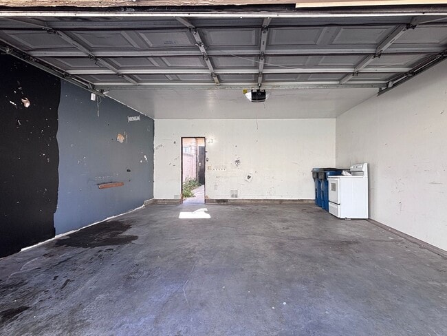Building Photo - Two-Story Townhouse with Detached Garage