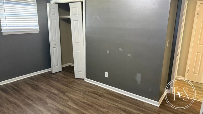 Building Photo - RATE DROP ALERT (was $2300/month)!