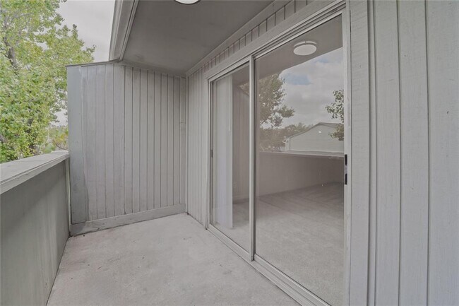 Building Photo - 9700 Leawood Blvd