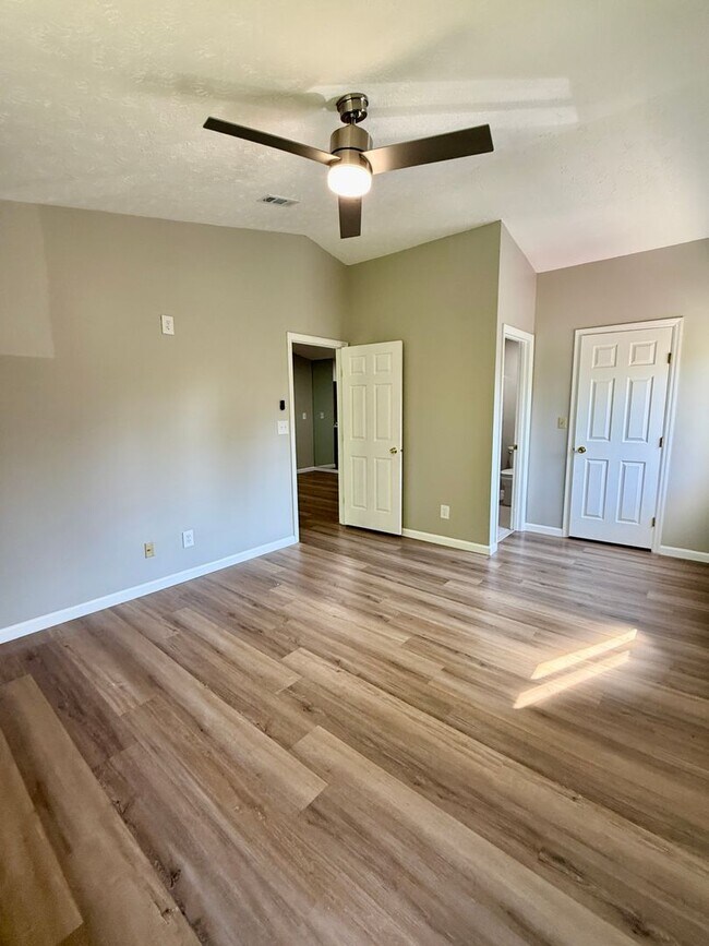 Building Photo - Spacious and Convenient 2 Bedroom Condo in...