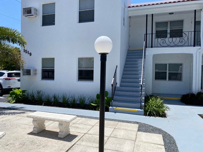 Building Photo - 1519 S Olive Ave