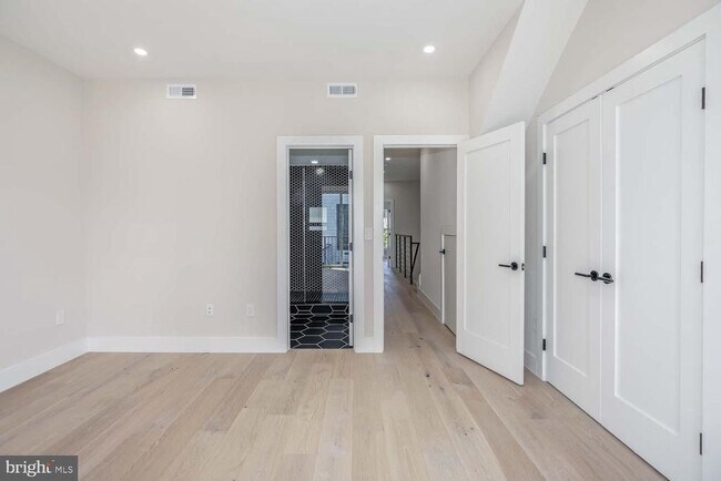 Building Photo - 722 Kenyon St NW