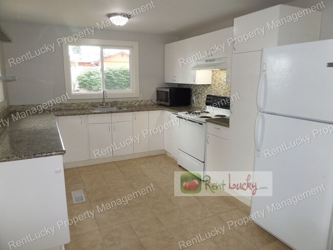 Building Photo - Super-Cute 3-Bedroom House in Fantastic Re...