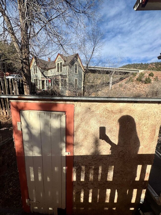 Building Photo - Cave Ave