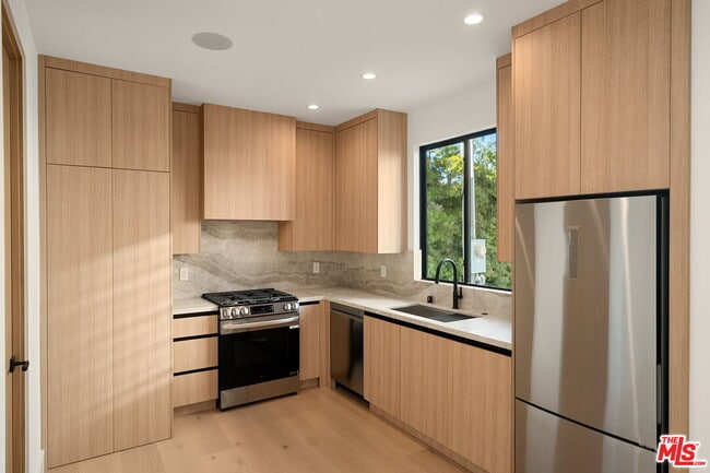 Building Photo - 3517 Redwood Ave